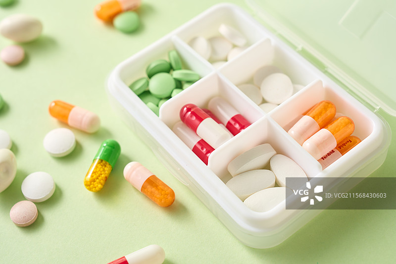 散落在桌上的药片和药盒图片素材