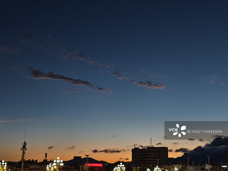 清晨6点大理站外太阳升起前的橘色天空图片素材