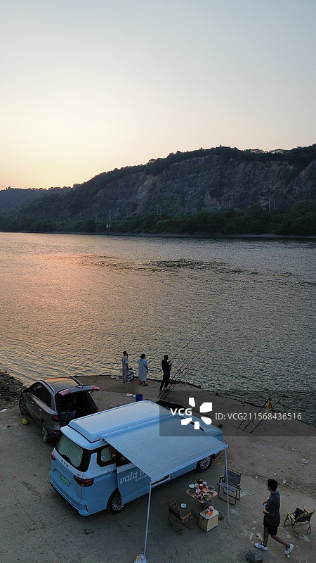 杭州 富阳 桐洲岛 码头 营地 露营车 江景 富春江 落日 航拍图片素材