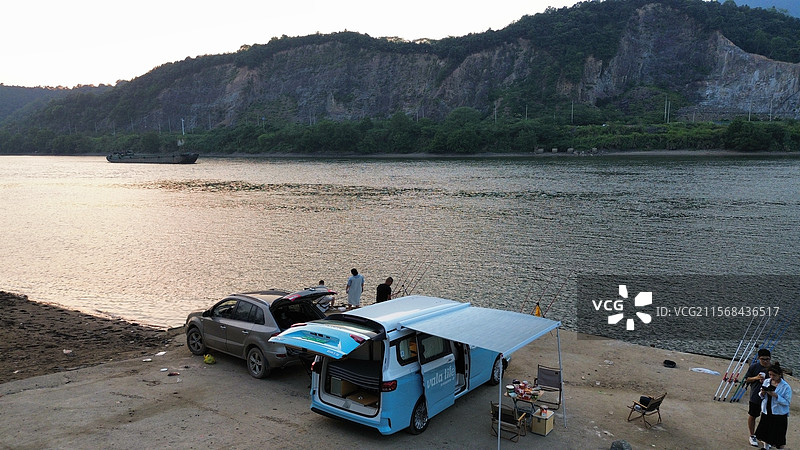 杭州 富阳 桐洲岛 码头 营地 露营车 江景 富春江 落日 航拍图片素材