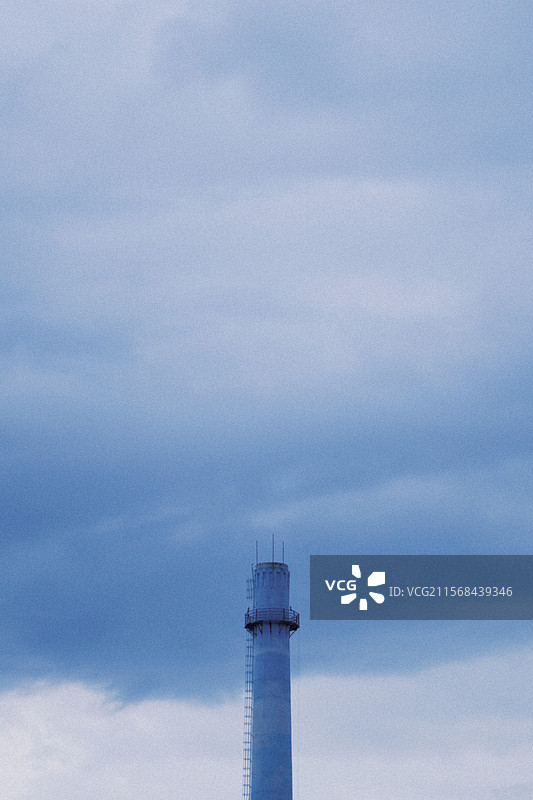 蓝色天空背景下。乌云压顶。老式水塔。高清风景。高清背景图图片素材