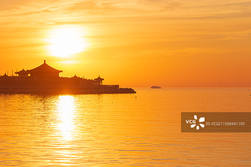 山东烟台蓬莱区，海边的古建筑与日落图片素材