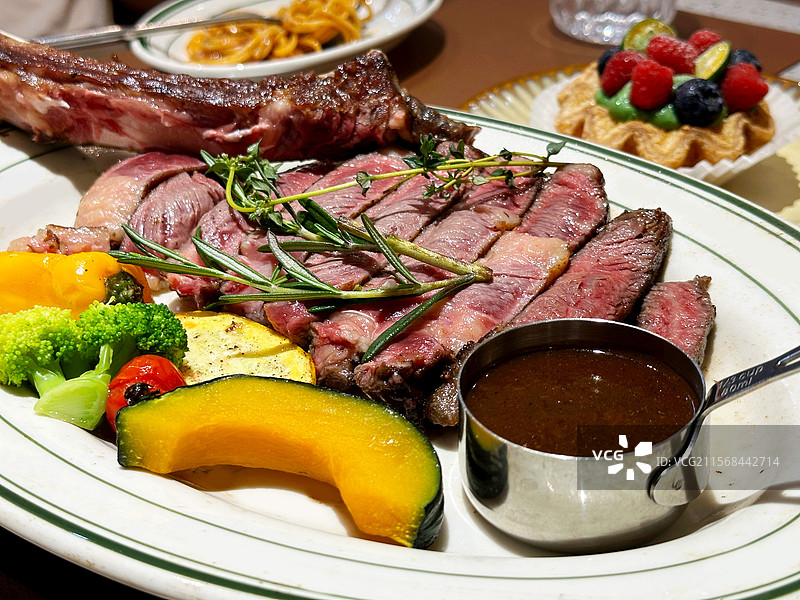 澳洲安格斯冷牛排7分熟主食特色美食西餐厅晚餐情人节约会节日生日背景图片素材