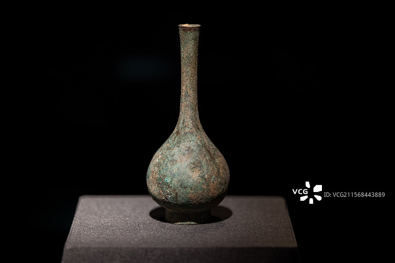 宝鸡青铜器博物馆 战国 陈仓区贾村镇出土 长颈壶图片素材