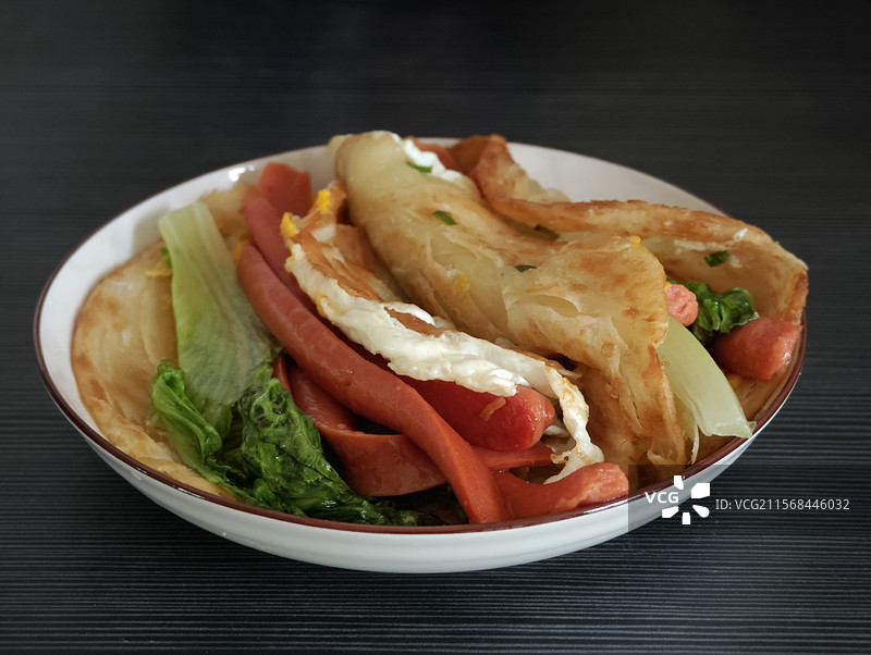 一盘鸡蛋生菜香肠手抓饼图片素材