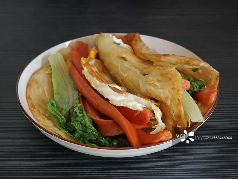 一盘鸡蛋生菜香肠手抓饼图片素材