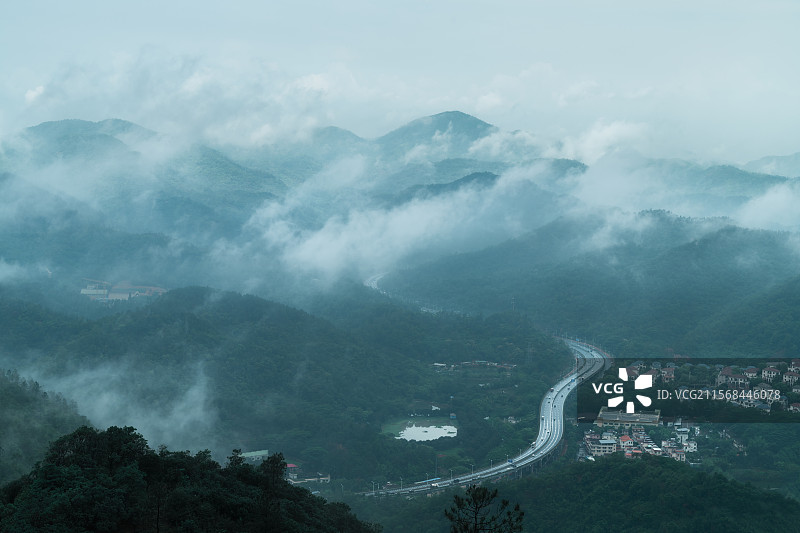 应是天仙狂醉，乱把白云揉碎。五桂山逍遥谷图片素材