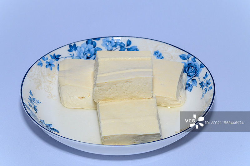 盘子里的新鲜的嫩豆腐块特写镜头图片素材