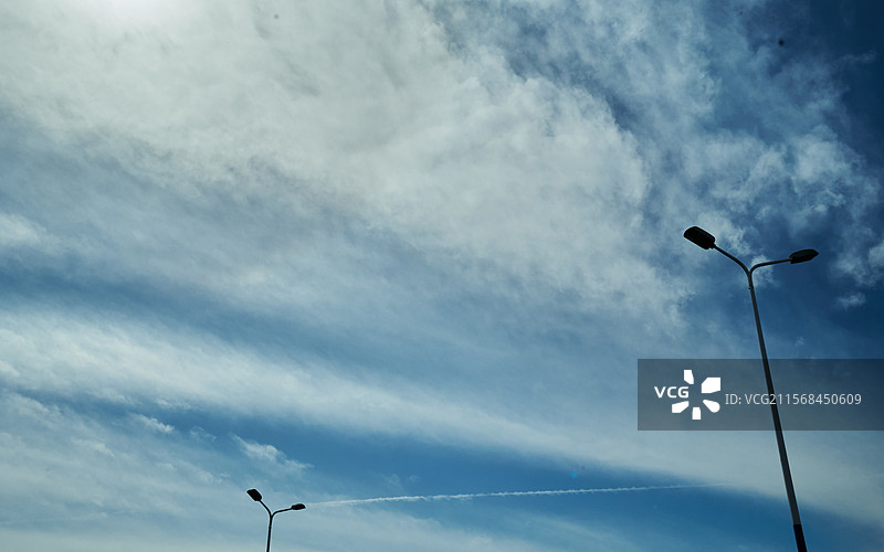 蓝天白云下的路灯图片素材