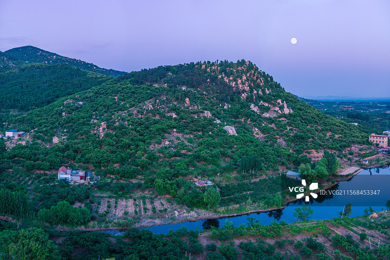 山东泰安市新泰梁父山蓝调时刻图片素材