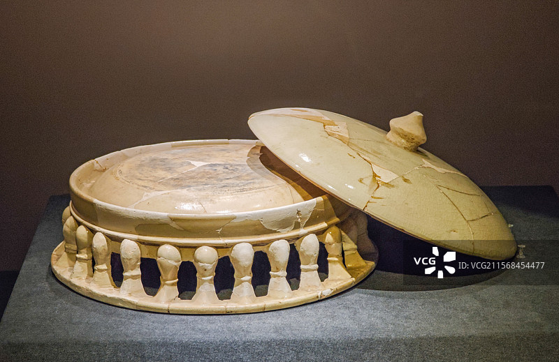 白瓷辟雍砚（唐代），昭陵博物馆藏，上海闵行博物馆“贞观鉴——大唐历史文化主题展”图片素材