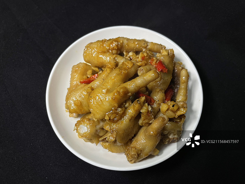 黄金蒜香鸡爪｜红椒撞色提鲜×黑背景食欲暴击与夜市爆款基因解码图片素材