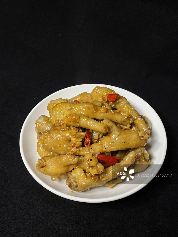 黄金蒜香鸡爪｜红椒撞色提鲜×黑背景食欲暴击与夜市爆款基因解码图片素材