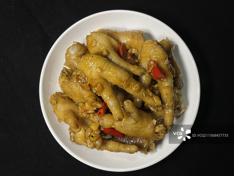黄金蒜香鸡爪｜红椒撞色提鲜×黑背景食欲暴击与夜市爆款基因解码图片素材