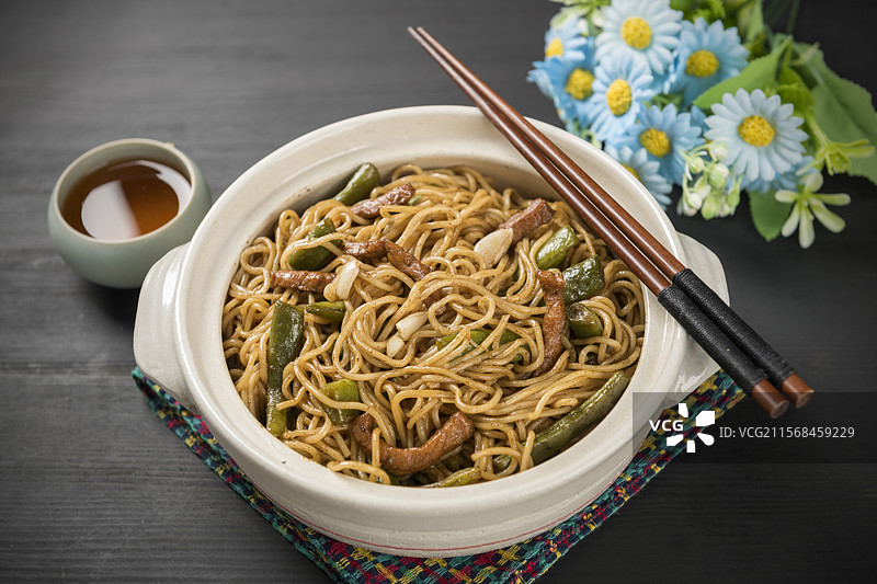豆角焖面图片素材