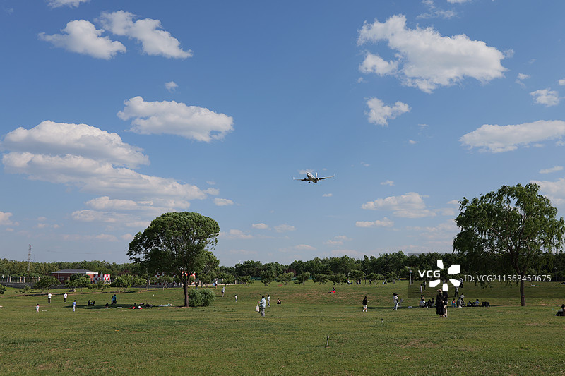北京首都机场西湖园飞机飞过天空图片素材