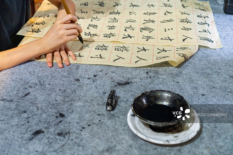 在桌上写字的女人的手图片素材