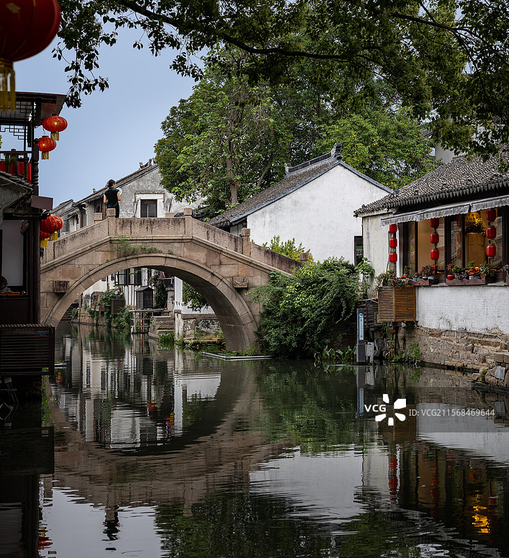 周庄古镇古典建筑和水中的倒影图片素材