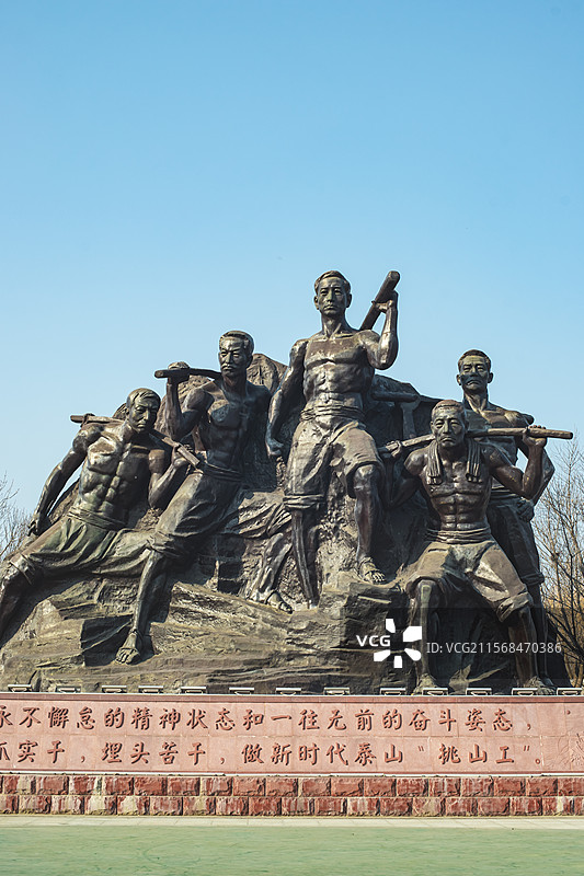 中国山东泰安泰山秀城天平湖公园风景区，挑山工人物形象雕塑地标建筑，户外白昼无人图像摄影图片素材