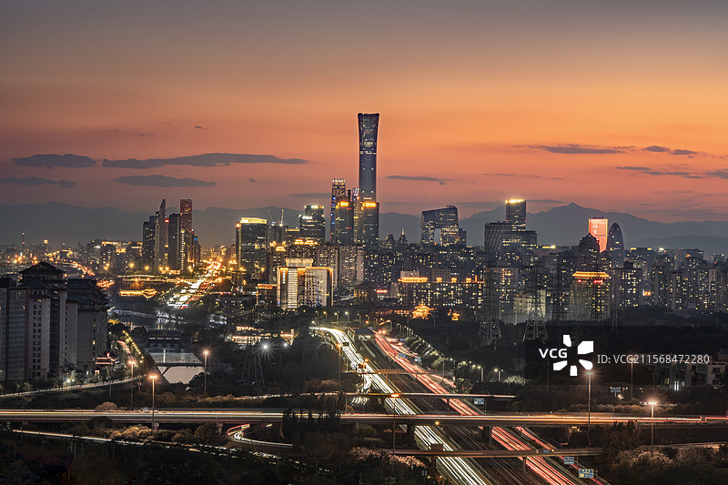北京CBD晚霞和车流图片素材