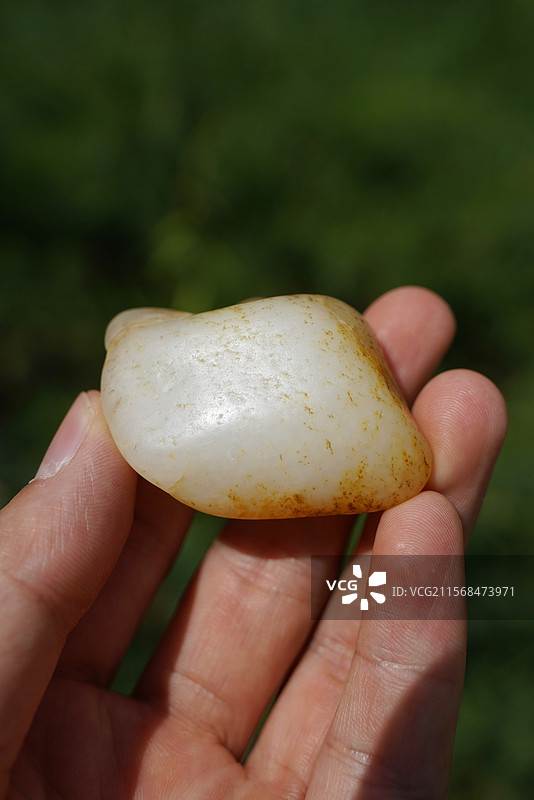 新疆和田玉籽料原石白玉羊脂玉洒金皮特色玉石璞玉美玉图片素材