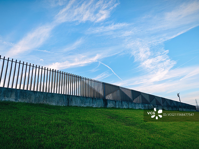 蓝天与草地图片素材