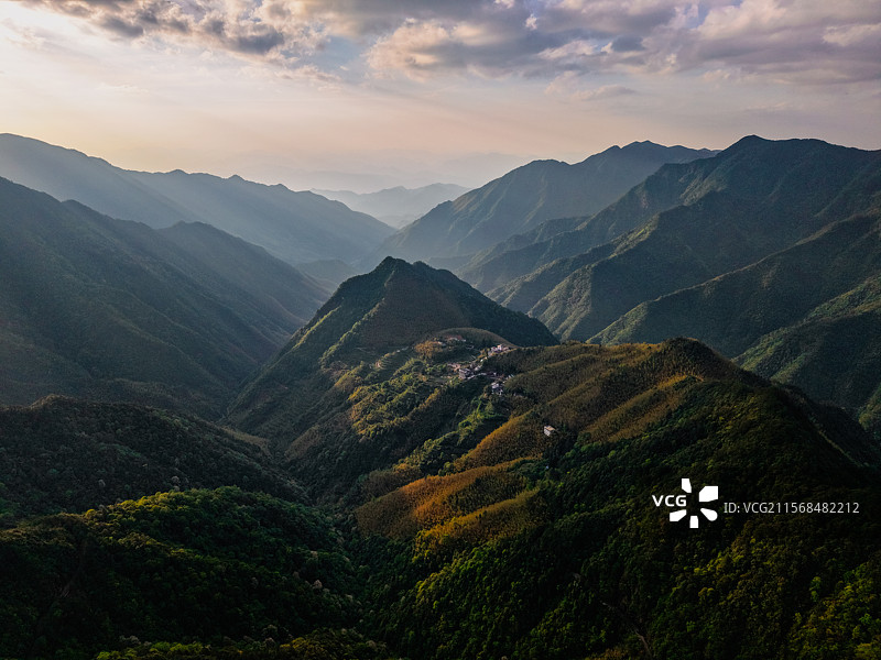 航拍丽水龙泉百山祖黄茅尖群山峻岭蓝天白云图片素材