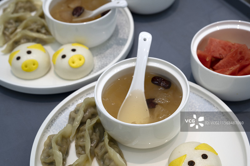 美食结婚礼新人餐蒸饺卡通小猪馒头餐包甜汤水果餐盘图片素材
