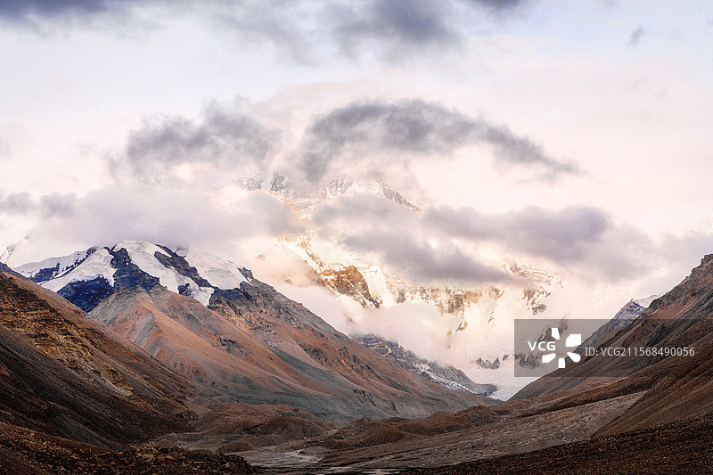 金光云雾下的珠穆朗玛峰图片素材
