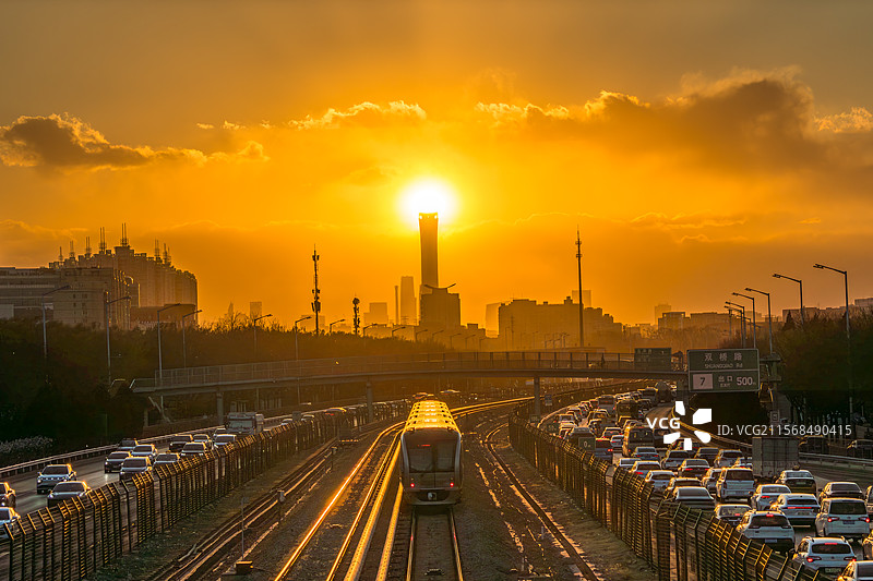 北京夕阳下的城市建筑群与交通地铁图片素材
