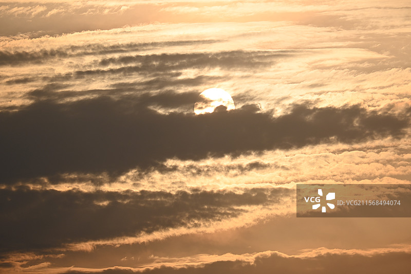 夕阳 日落 飞机飞过天空 飞向太阳图片素材