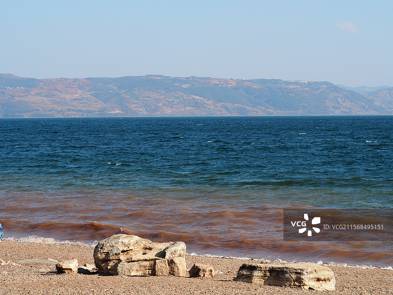 湖水与岩石图片素材