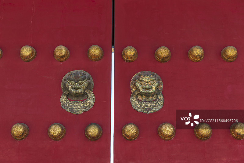 北京故宫博物馆 古建筑的红色大门上的门钉图片素材