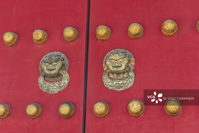 北京故宫博物馆 古建筑的红色大门上的门钉图片素材