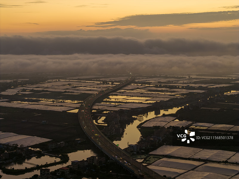 航拍夕阳下的香海高速和桑基鱼塘农业景观图片素材