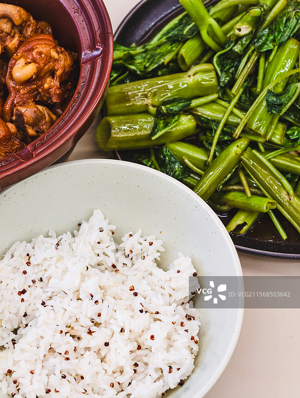 米饭、炒青菜和炖肉图片素材