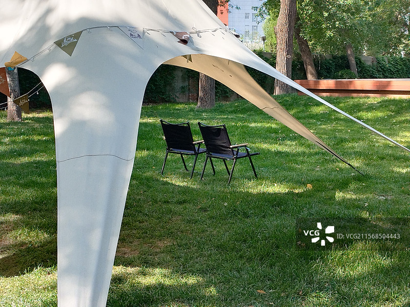 绿地上的露营帐篷和空椅子图片素材