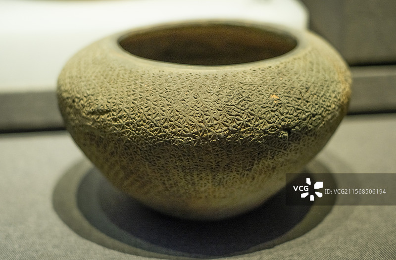 天台博物馆藏品：战国时期编织纹陶罐图片素材