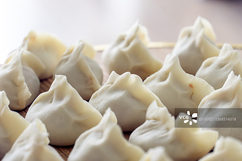 排列整齐的还未下锅的生水饺图片素材