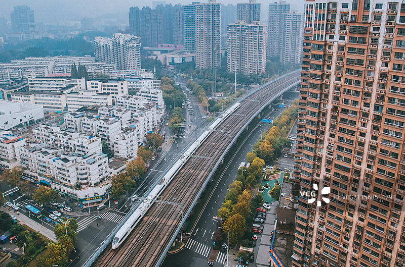 驰骋在长三角铁路上的和谐号CRH380B型动车组图片素材