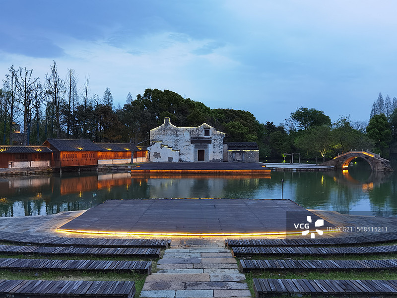 水乡古镇：夜幕下的古建筑与水天一色图片素材
