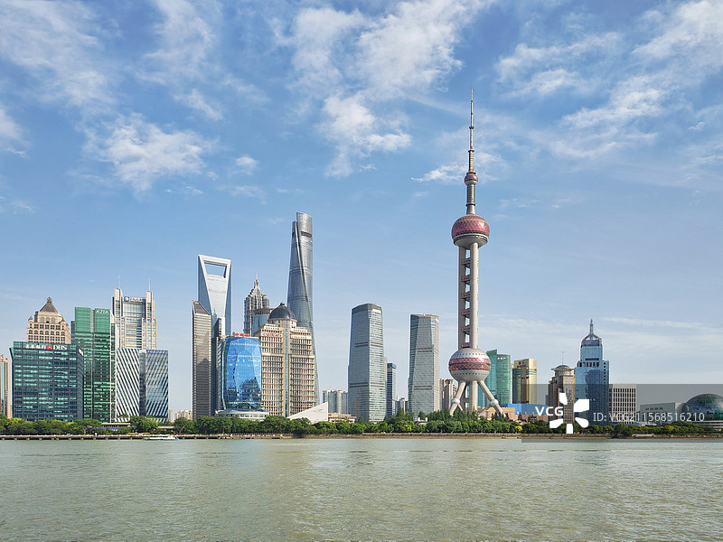 蓝天白云下的上海浦东陆家嘴东方明珠和黄浦江图片素材