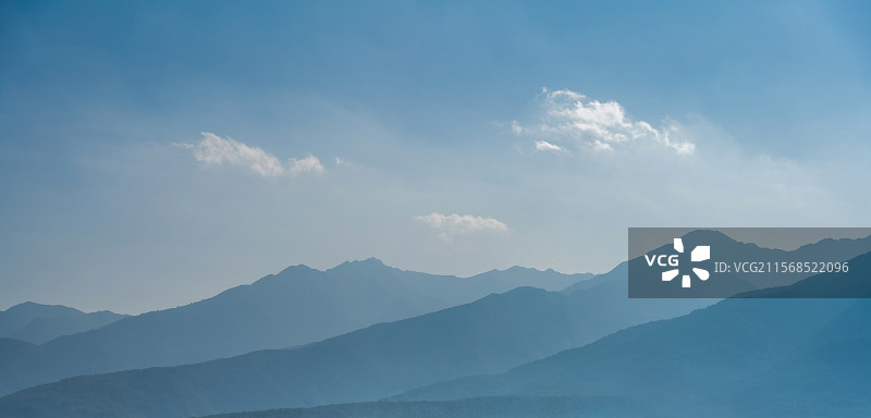 晴朗天空下层峦叠嶂的山 云雾缭绕 宛如一幅水墨画图片素材