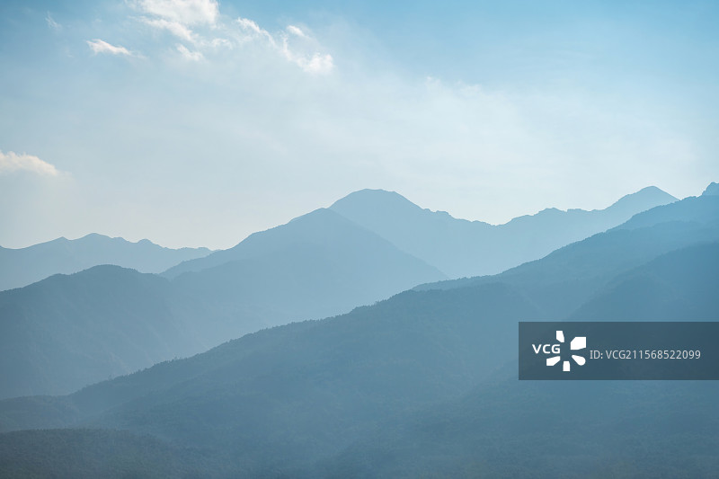 晴朗天空下层峦叠嶂的山 云雾缭绕 宛如一幅水墨画图片素材