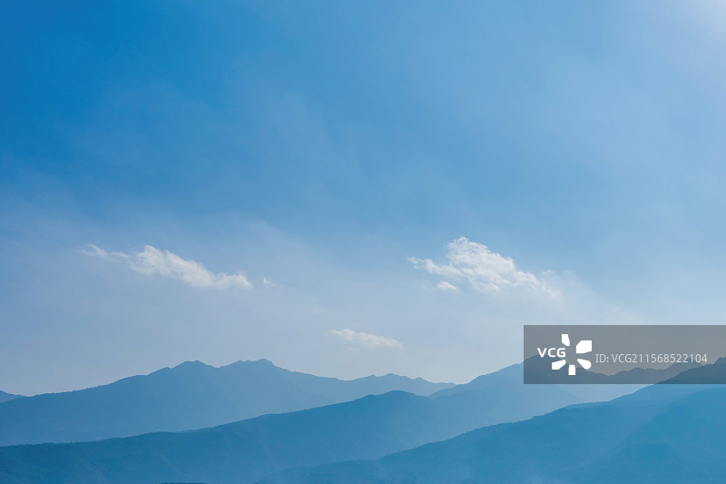 晴朗天空下层峦叠嶂的山 云雾缭绕 宛如一幅水墨画图片素材