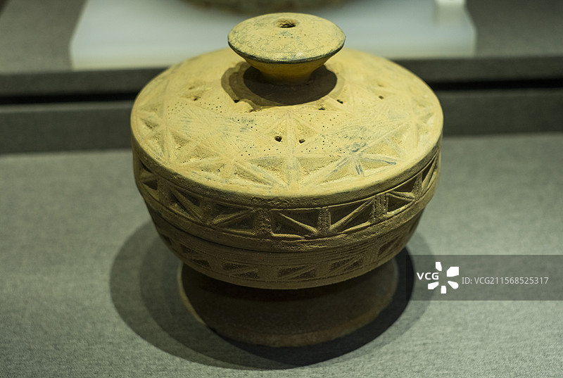 天台博物馆藏品：汉代灰陶盖豆图片素材