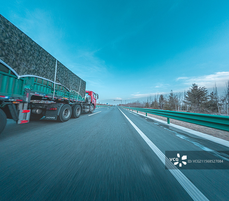 青海-甘肃大环线 笔直干净的公路图片素材