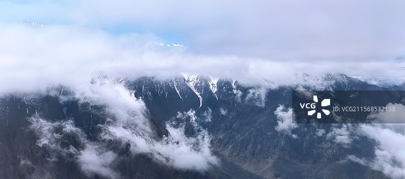 白雪皑皑的喜马拉雅山脉在天空云海中的全景图片素材
