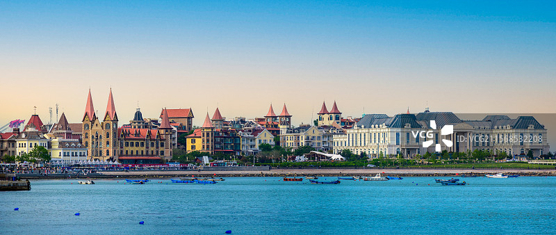 落日余晖下的烟台海昌渔人码头图片素材