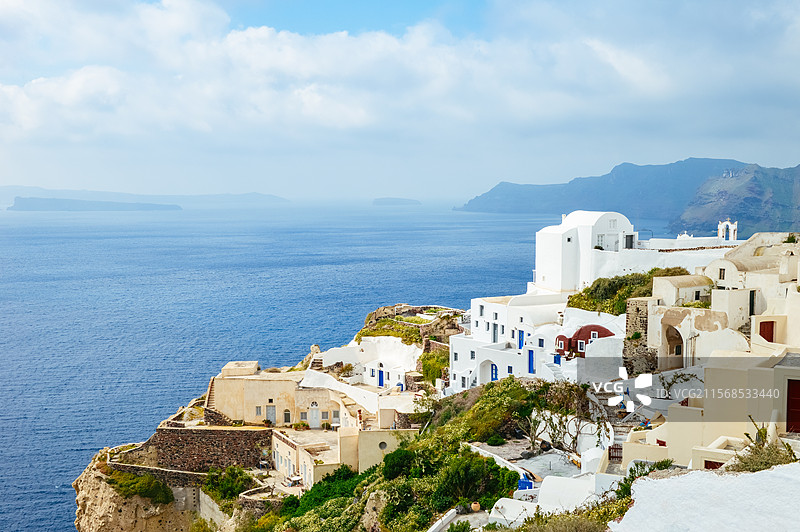 希腊圣托里尼岛伊亚镇的典型的蓝白房子与悬崖风景图片素材
